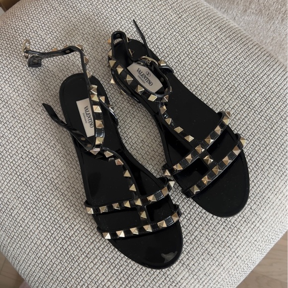 Damaged Valentino Garavani Rockstud Jelly Flat Gladiator Sandals in Black